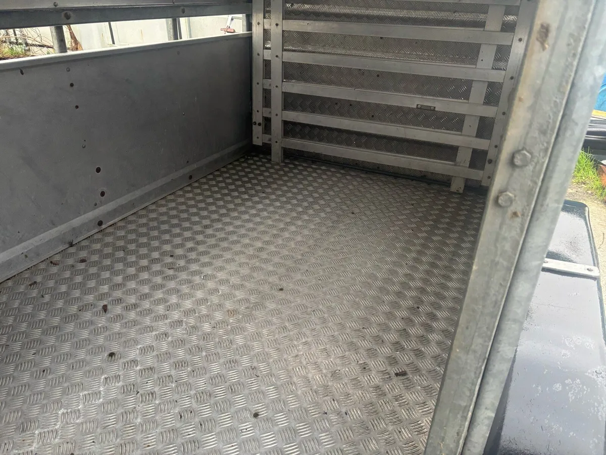 Nugent 8x5 Livestock Trailer like new - Image 3