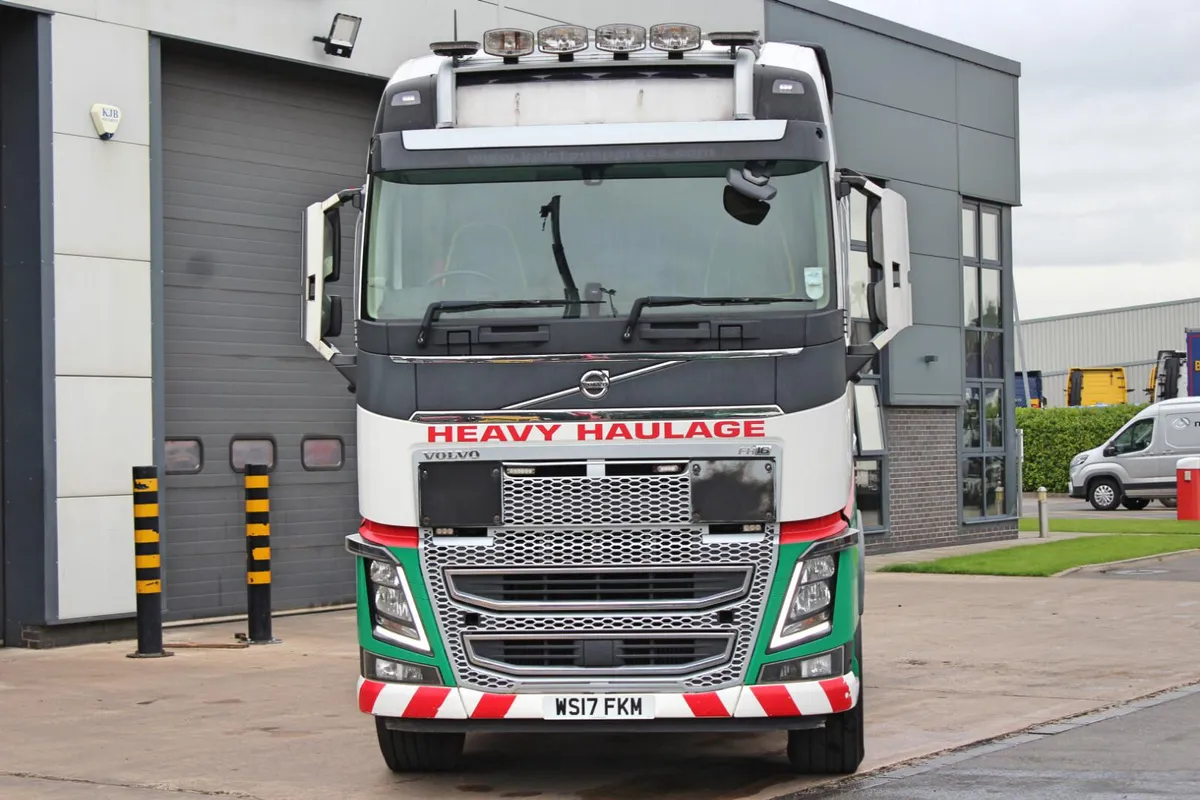 2017 (17) VOLVO FH16 750 6X4 TRACTOR UNIT (EURO 6) - Image 3