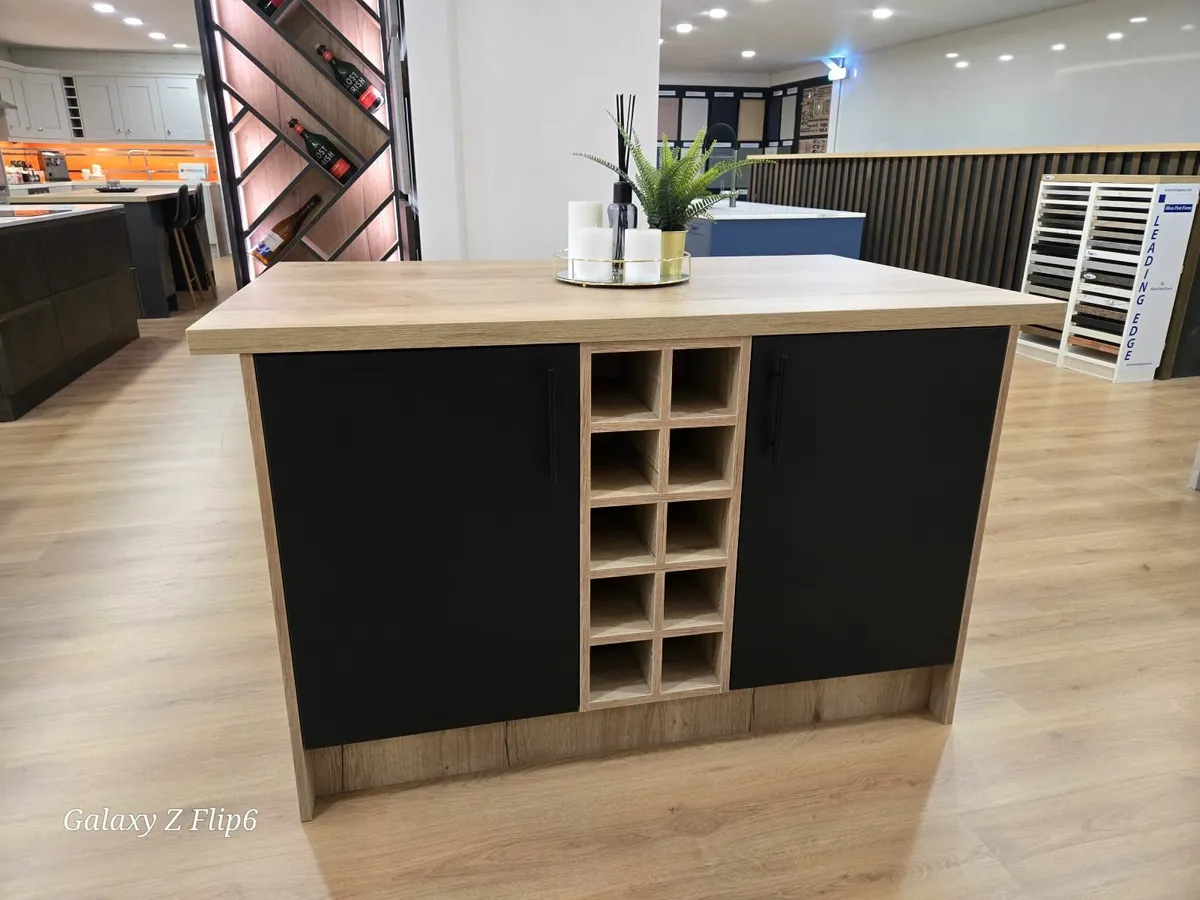 Kitchen island - Image 1
