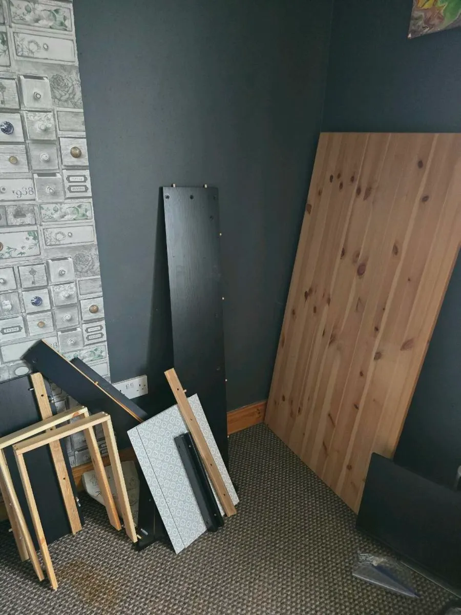 WFH table and chair - Image 1