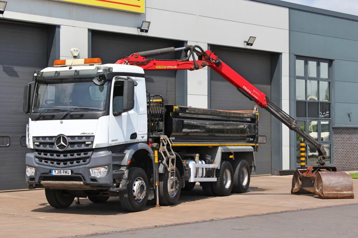 2018 (18) MERCEDES-BENZ 8X4 TIPPER GRAB (EURO 6) - Image 1