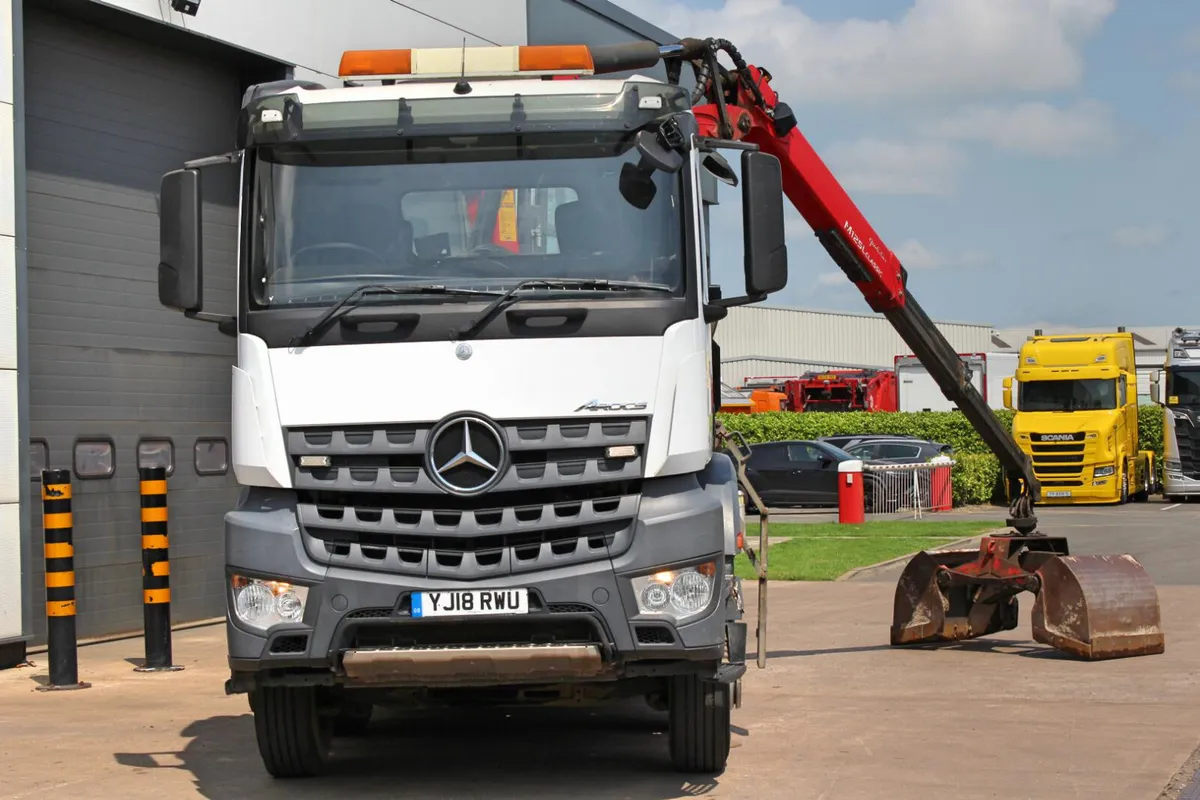2018 (18) MERCEDES-BENZ 8X4 TIPPER GRAB (EURO 6) - Image 3
