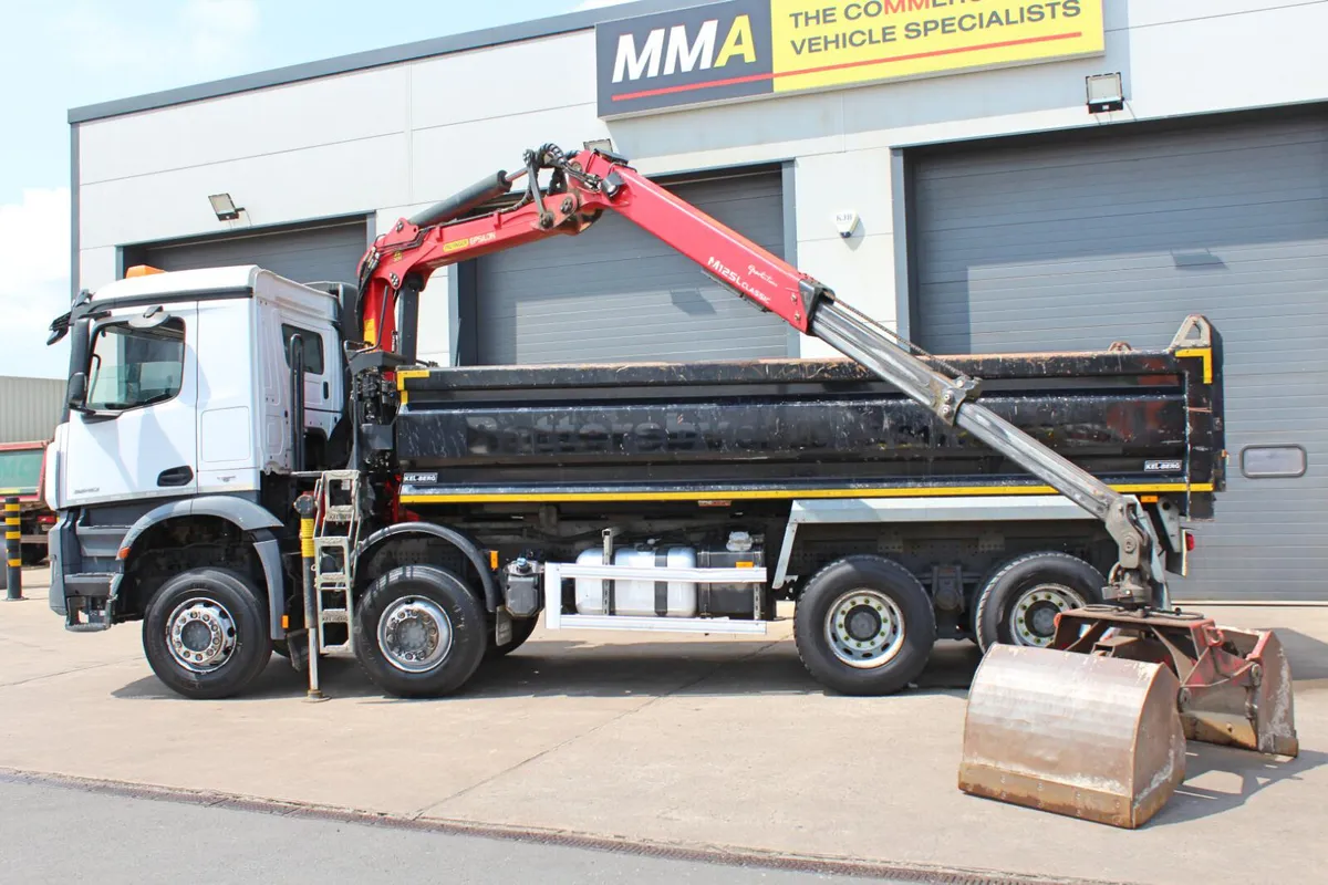 2018 (18) MERCEDES-BENZ 8X4 TIPPER GRAB (EURO 6) - Image 4