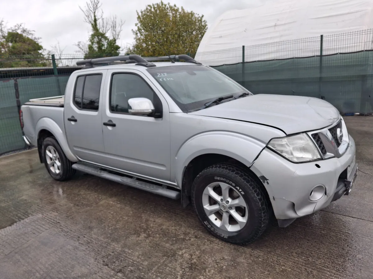 2014 Nissan Navara 2.5 Diesel.Light Damage - Image 1