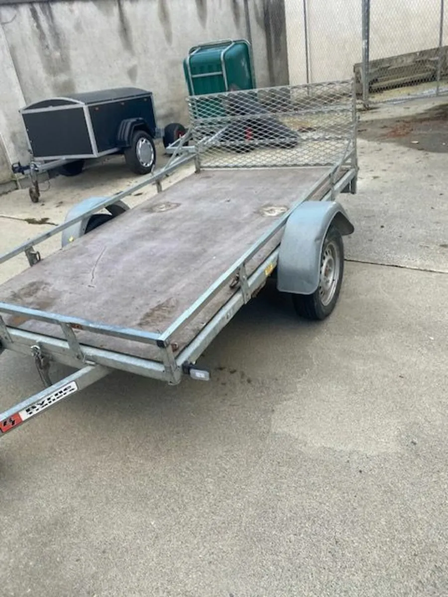 Trailer - Image 1