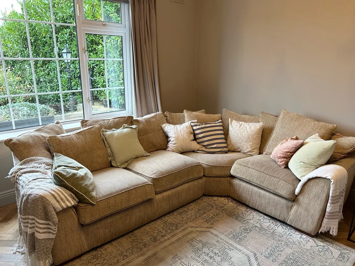 Corner couch - Image 1