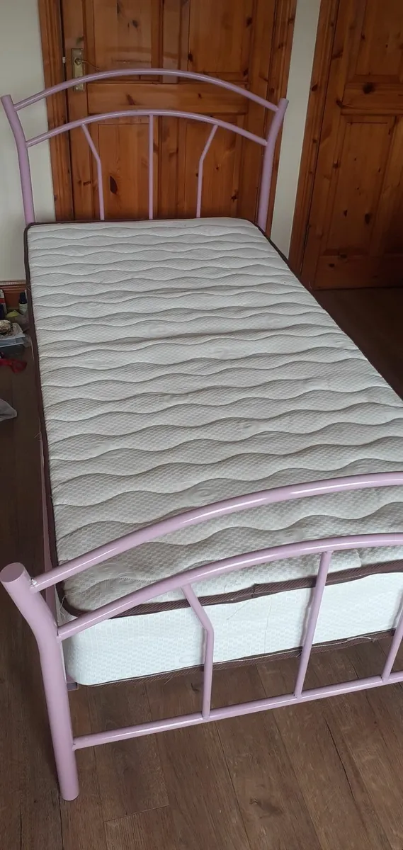 girls pink single bed frame & mattress - Image 1