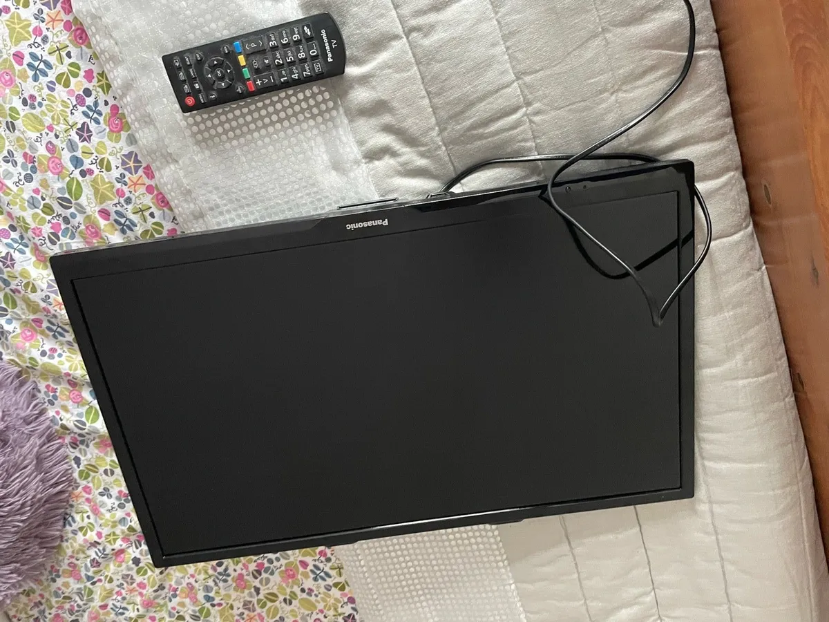 24 inch smart tv with wall mount - Image 1