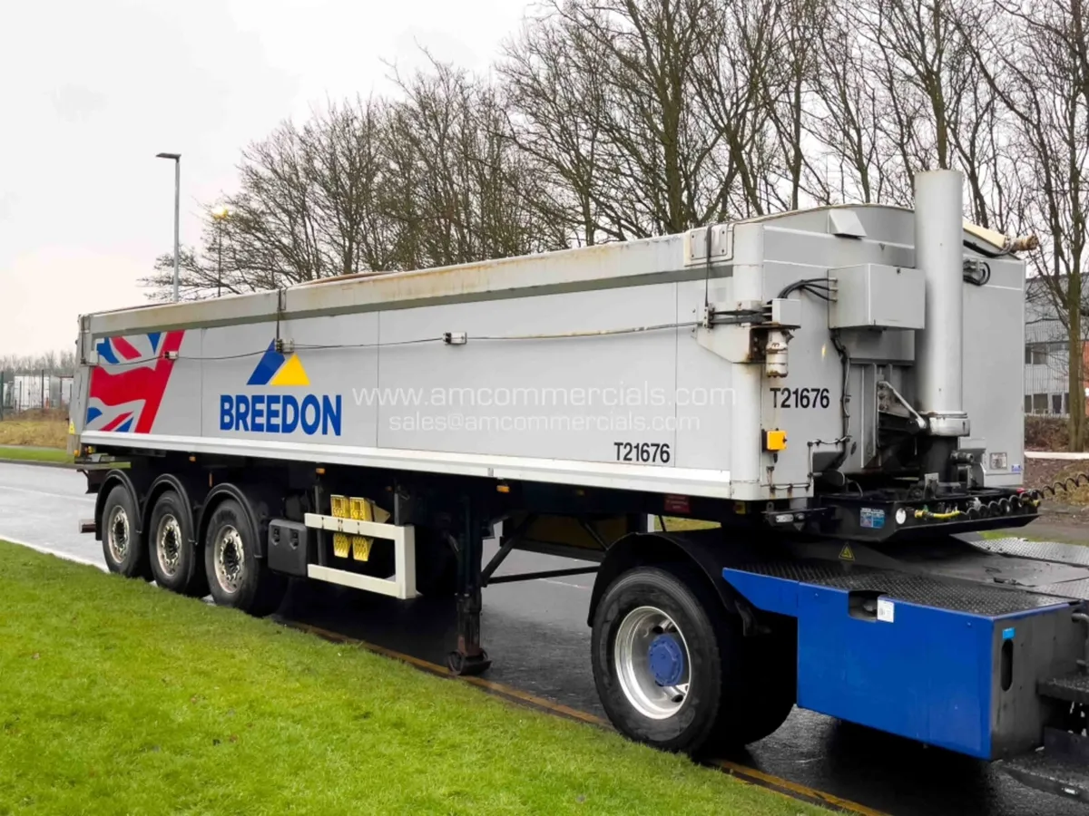 2017 WILCOX TRI AXLE BULK TIPPING TRAILER - Image 1