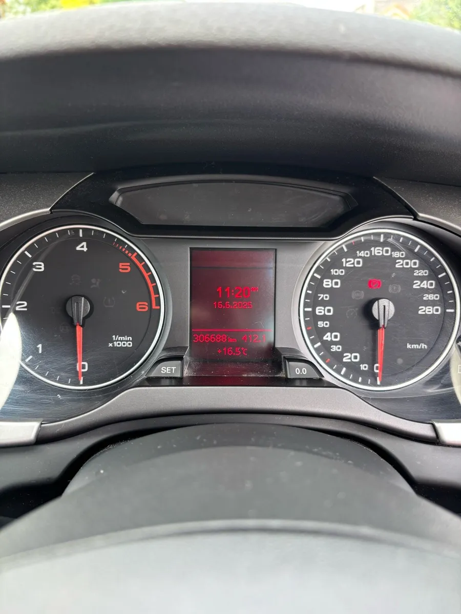 Audi A4 2011 2.0L - Image 2