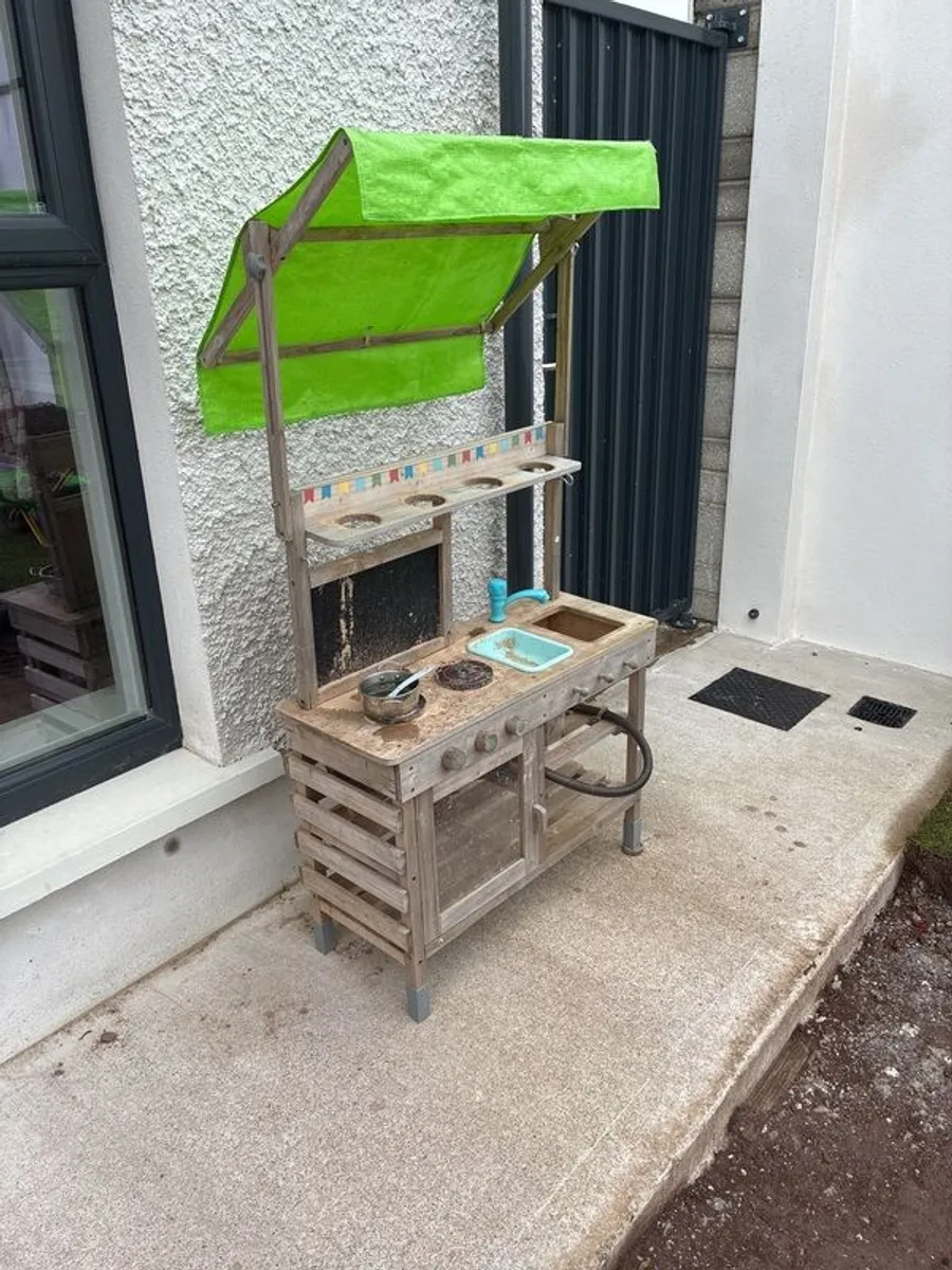 Outdoor kitchen