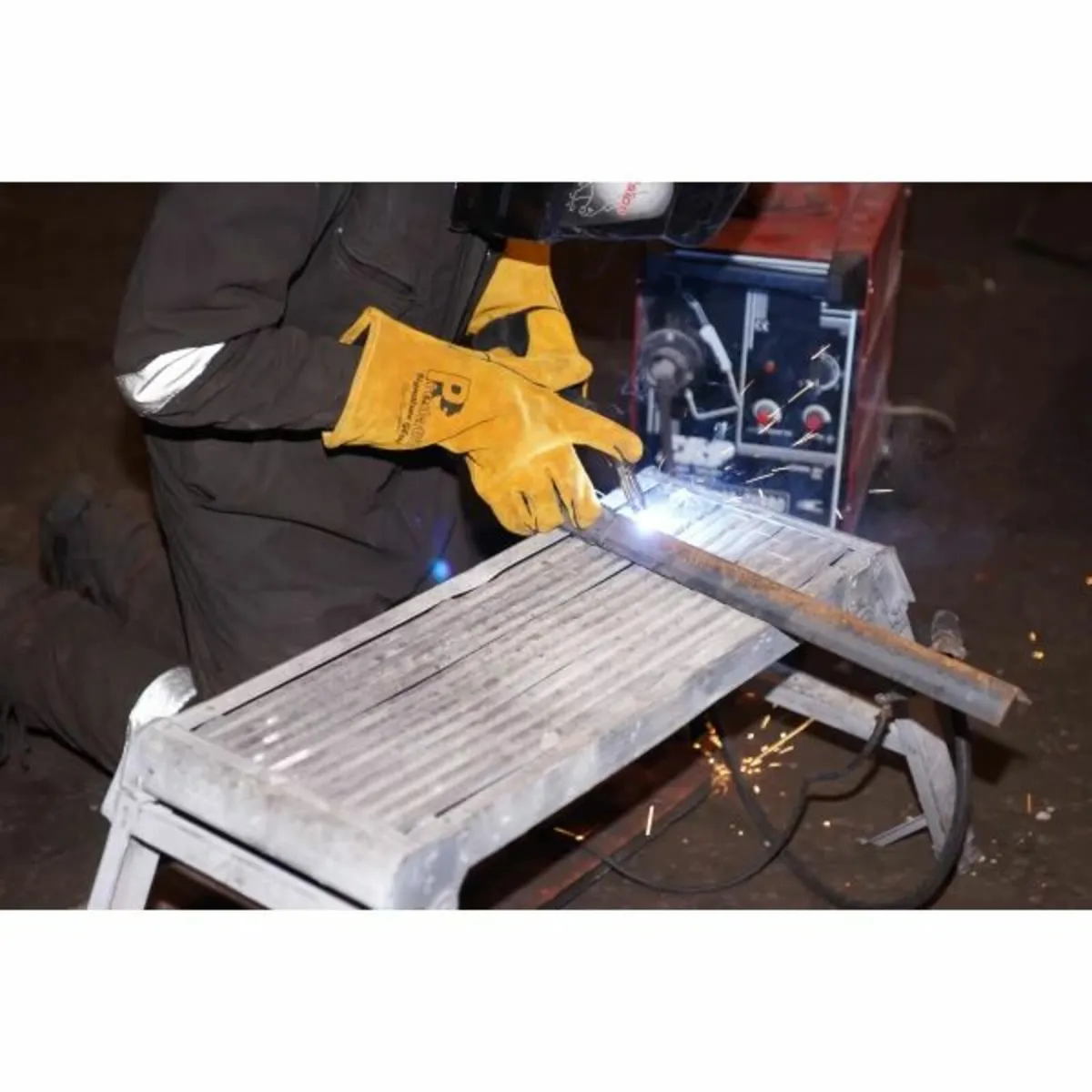 Predator Superior Signature 14" MIG / ARC Welding - Image 1