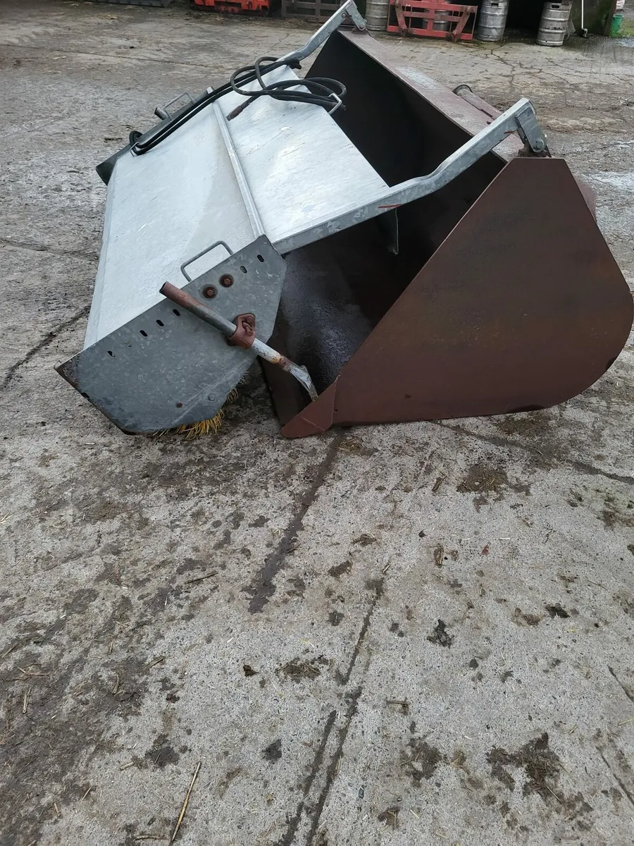 Sweeper bucket and brush - Image 1