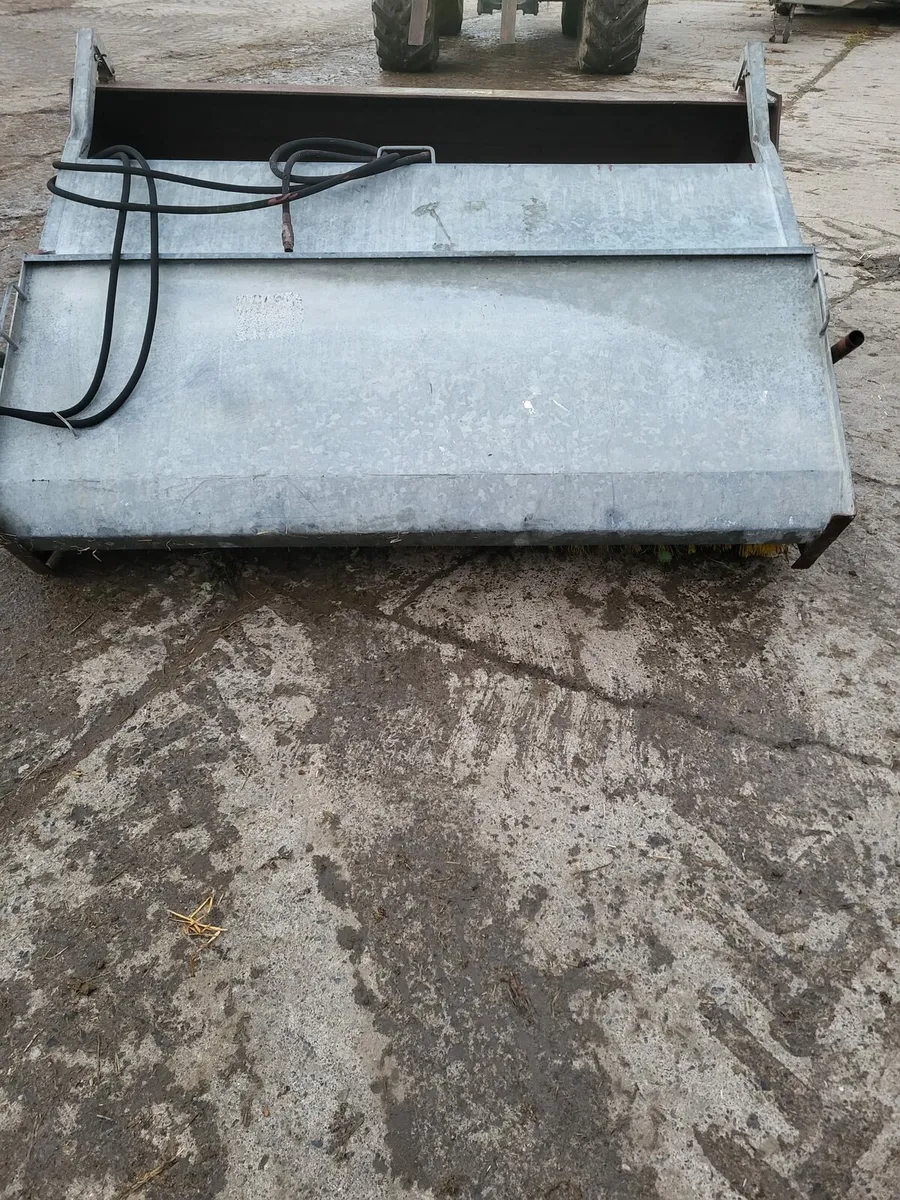 Sweeper bucket and brush - Image 2