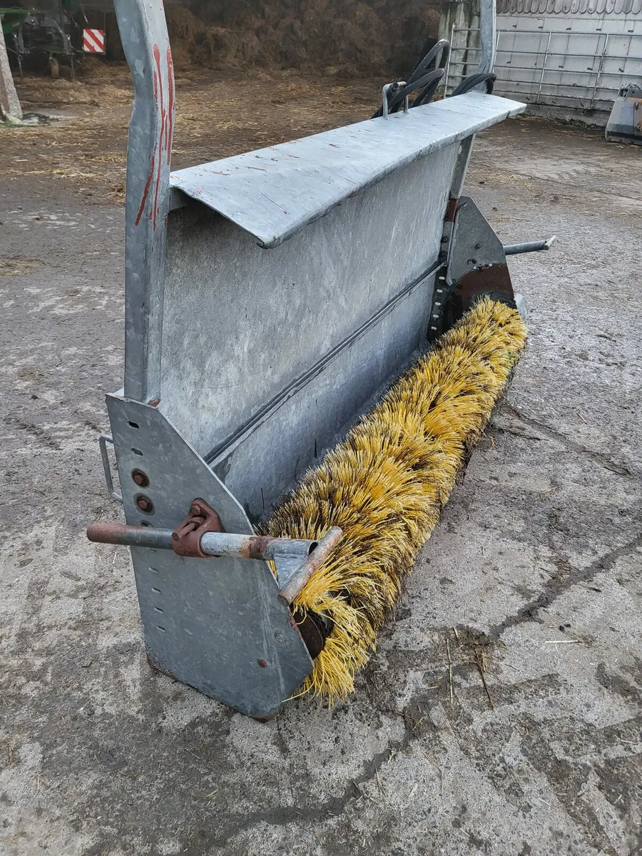 Sweeper bucket and brush - Image 4