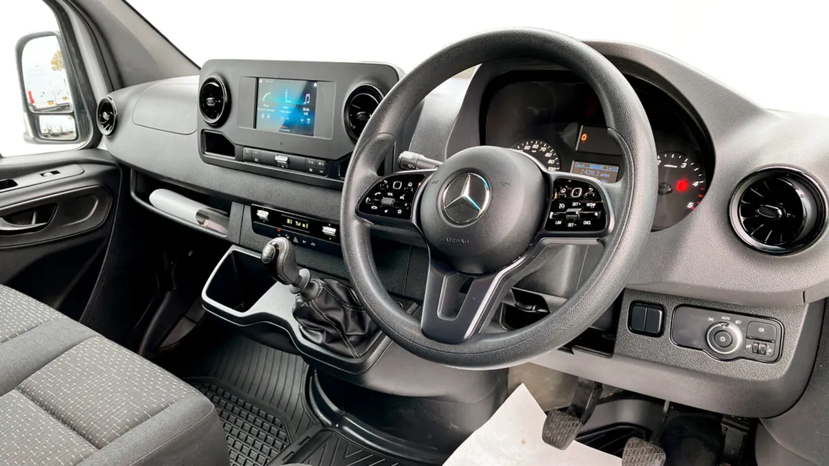 Mercedes-Benz Sprinter 315 CDI Premium RWD L3 H2 - Image 4