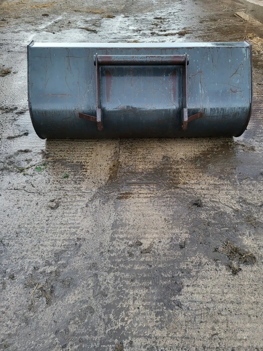 7 foot bucket - Image 1