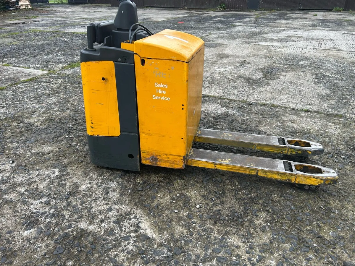 Electric pallet truck - Image 1