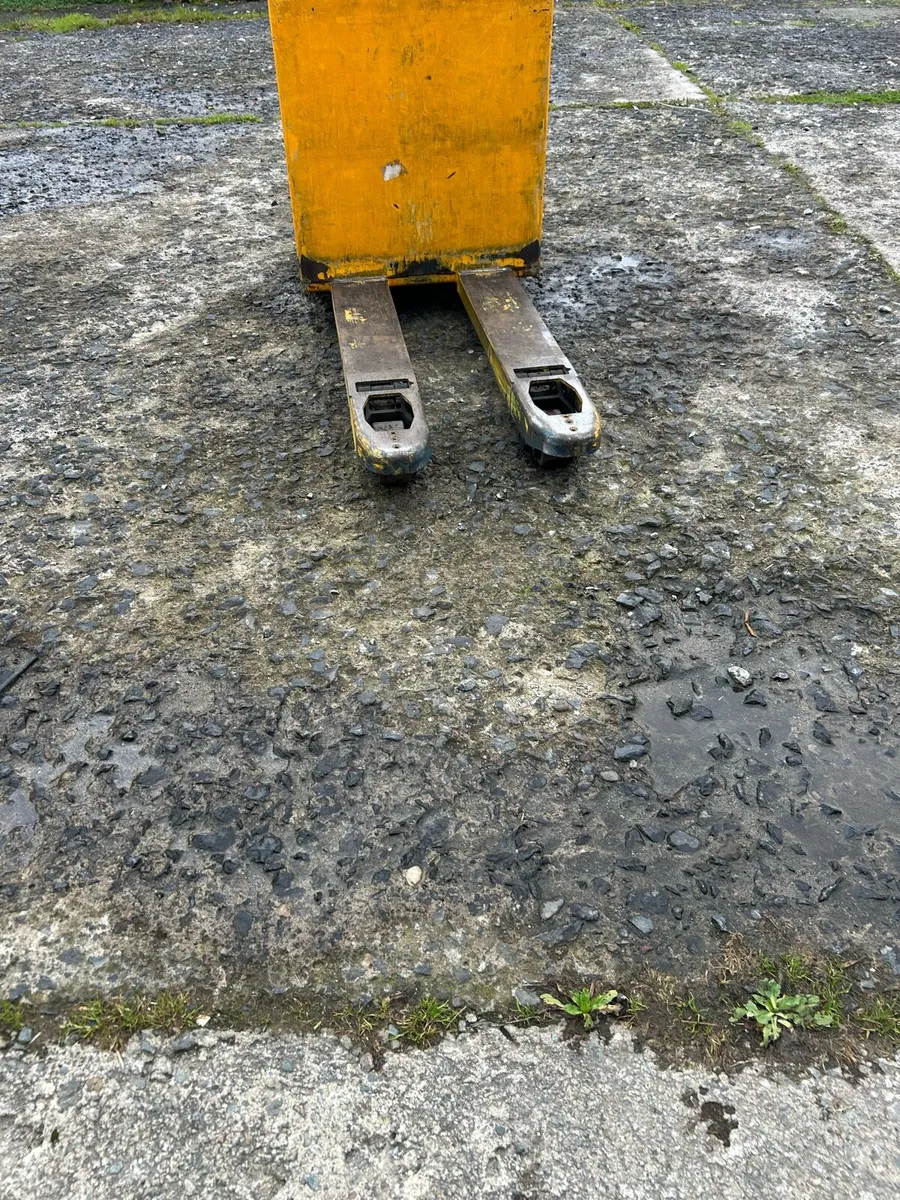 Electric pallet truck - Image 2