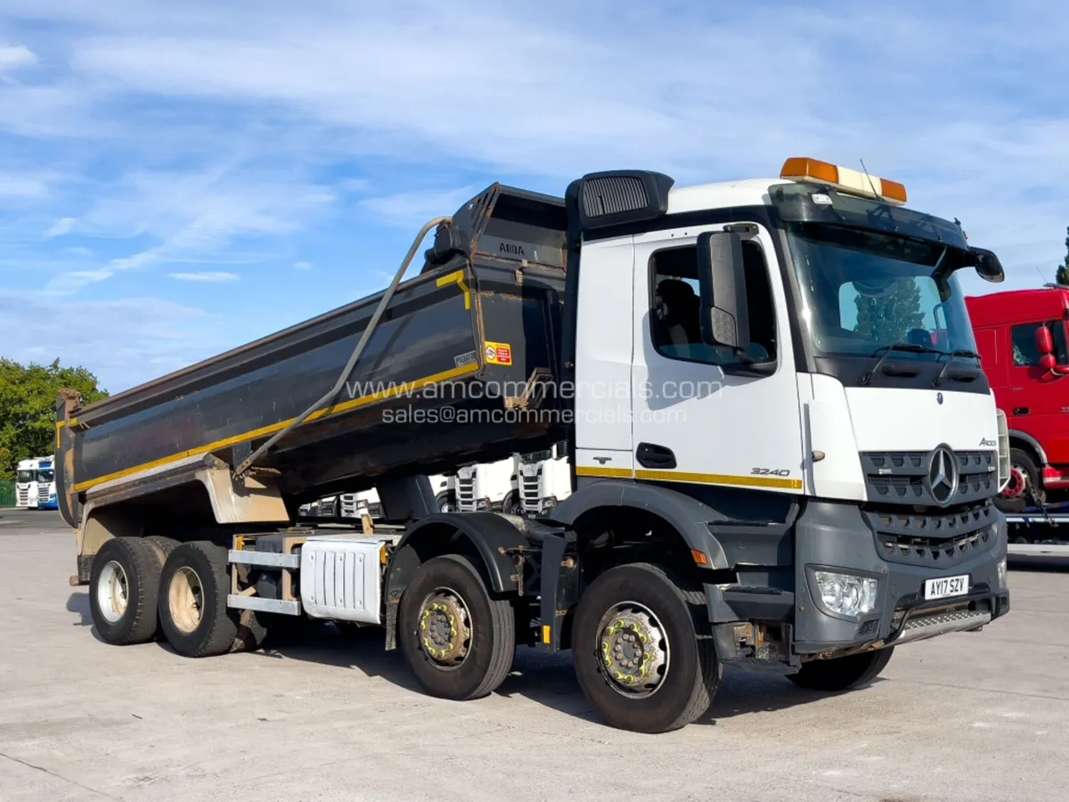 2017 (17) MERCEDES-BENZ AROCS 3240K TIPPER - Image 1