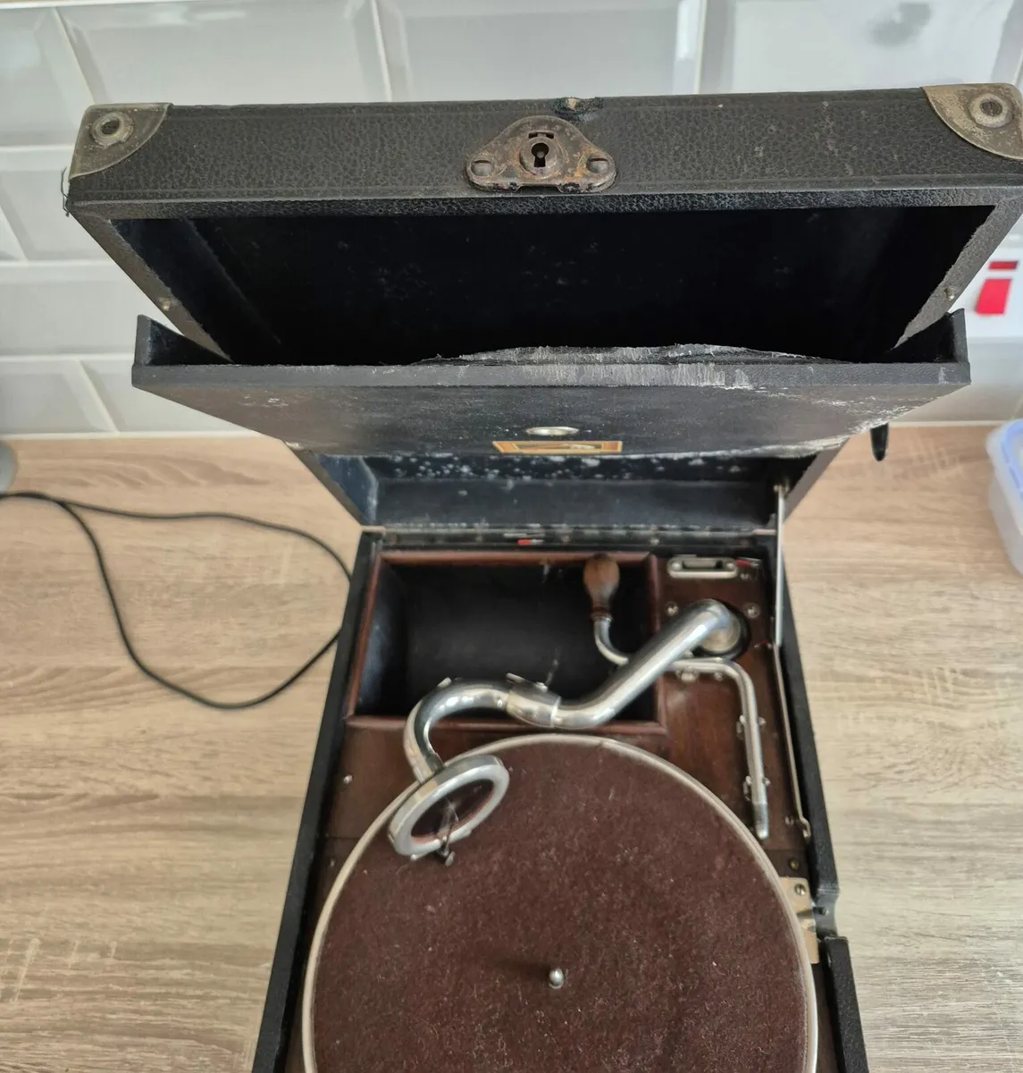 EARLY 1900s ANTIQUE MASTERS PORTABLE VOICE WIND UP - Image 3