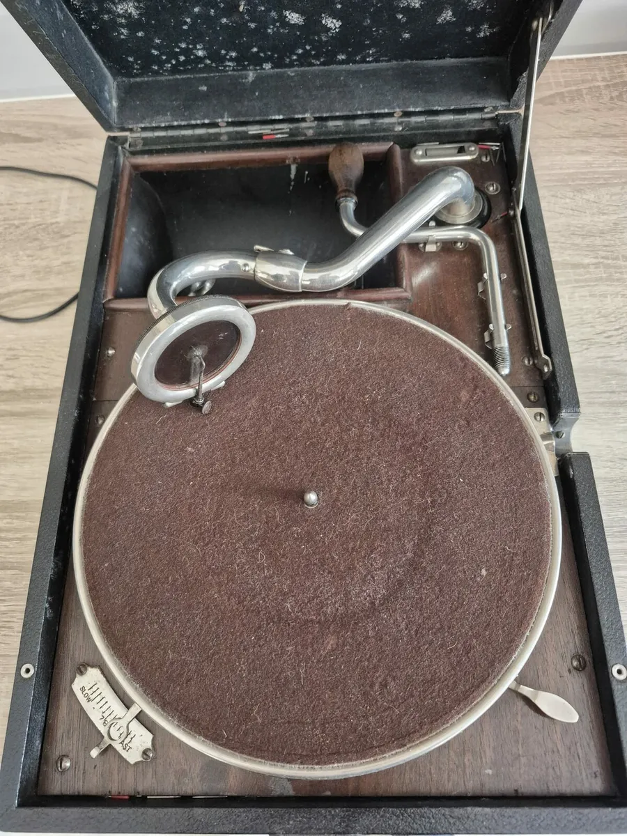 EARLY 1900s ANTIQUE MASTERS PORTABLE VOICE WIND UP - Image 4