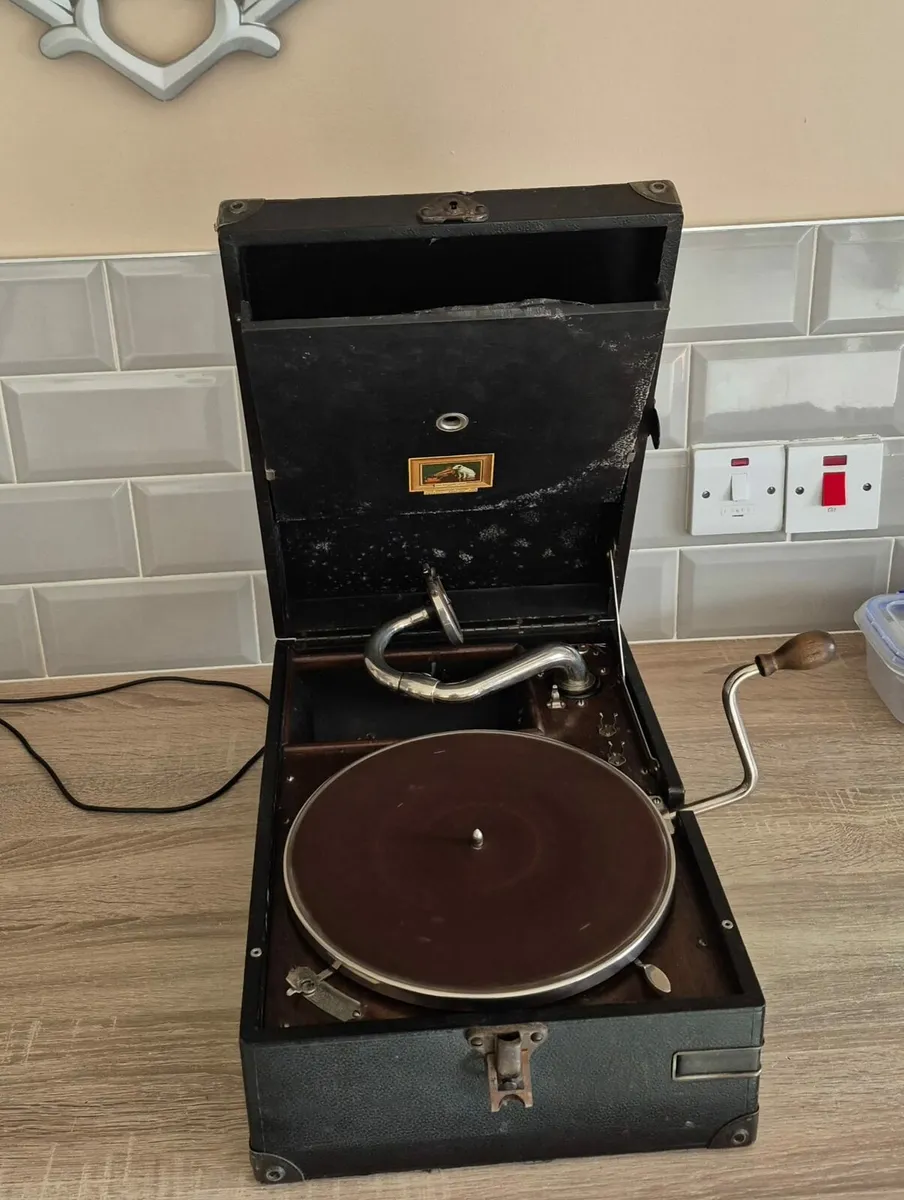 EARLY 1900s ANTIQUE MASTERS PORTABLE VOICE WIND UP - Image 2