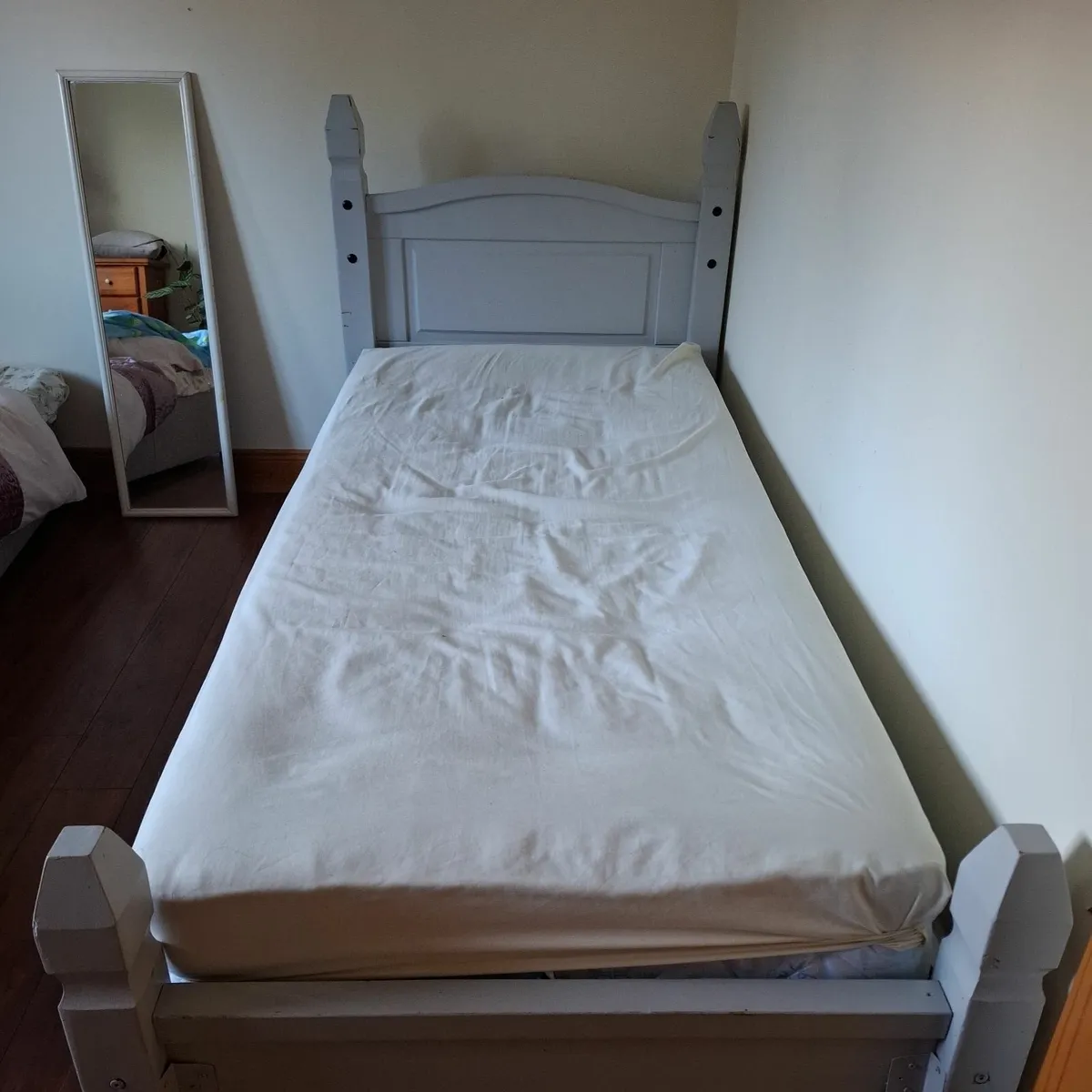 Single beds - Image 1