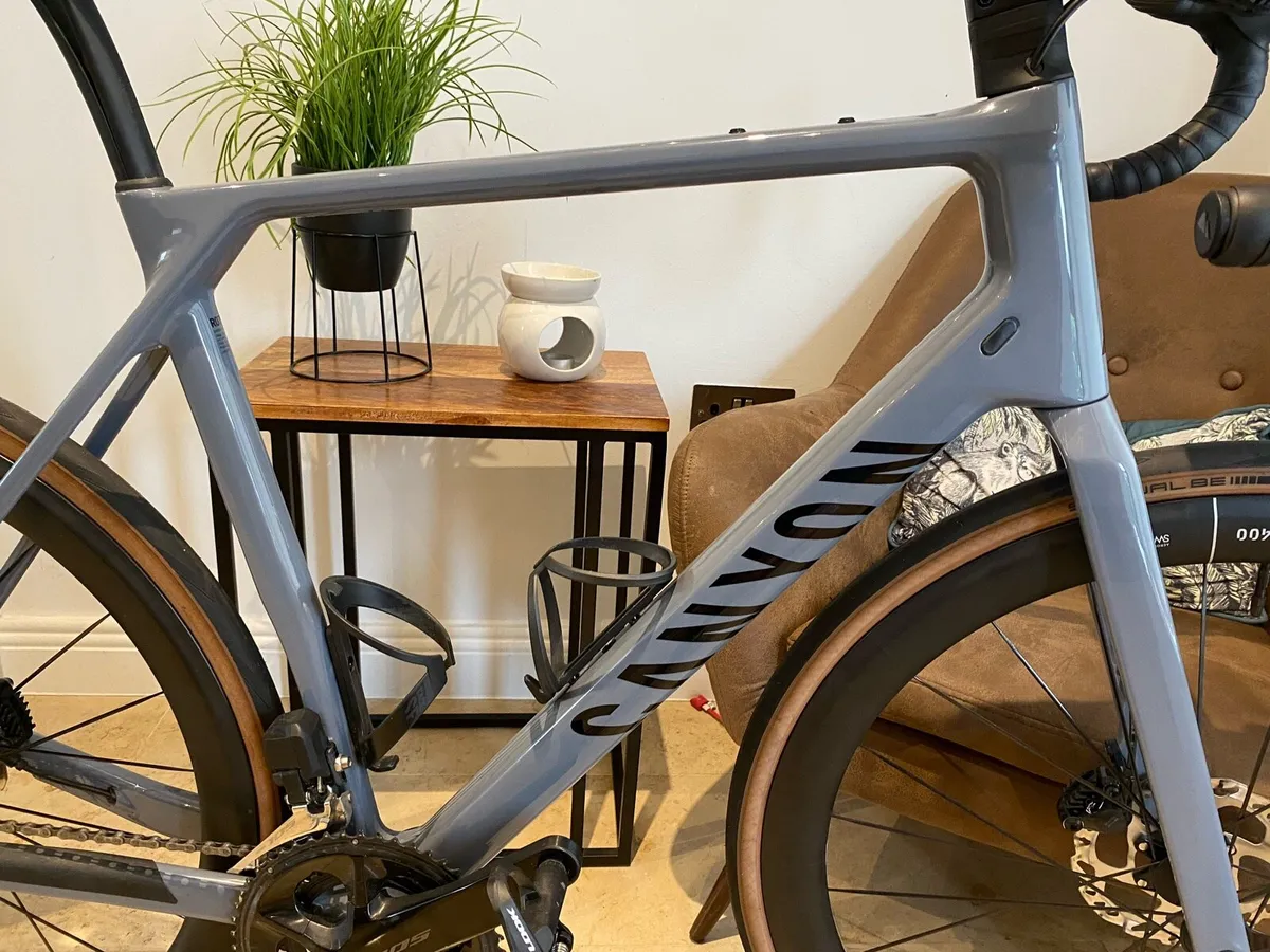 (As New)Canyon Endurace CF 7 E Tap Di2 Road Bike - Image 3