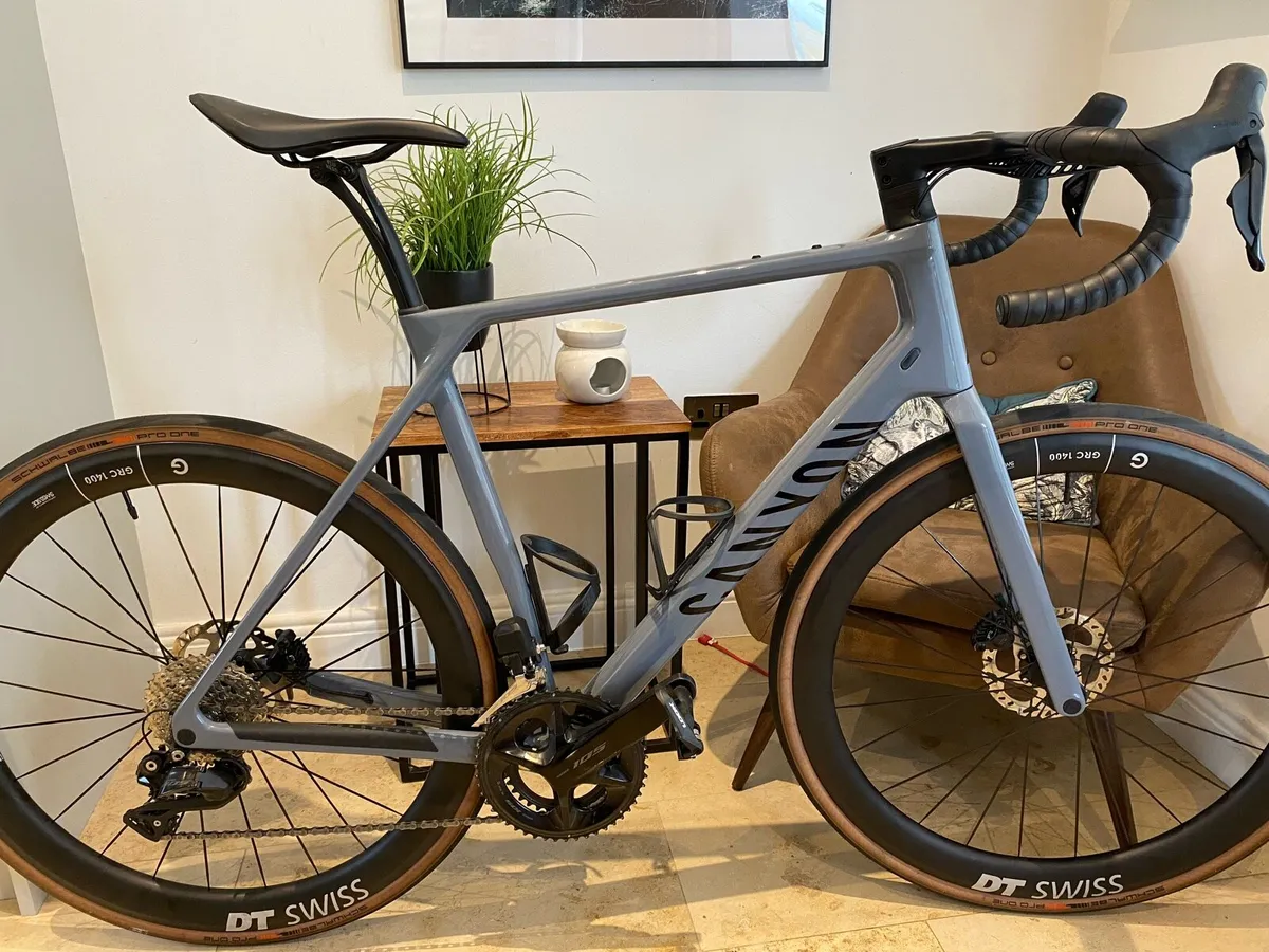 (As New)Canyon Endurace CF 7 E Tap Di2 Road Bike - Image 4
