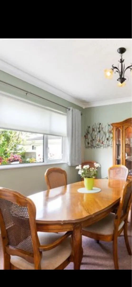 Wood table and chairs - dining set - extendable - Image 1