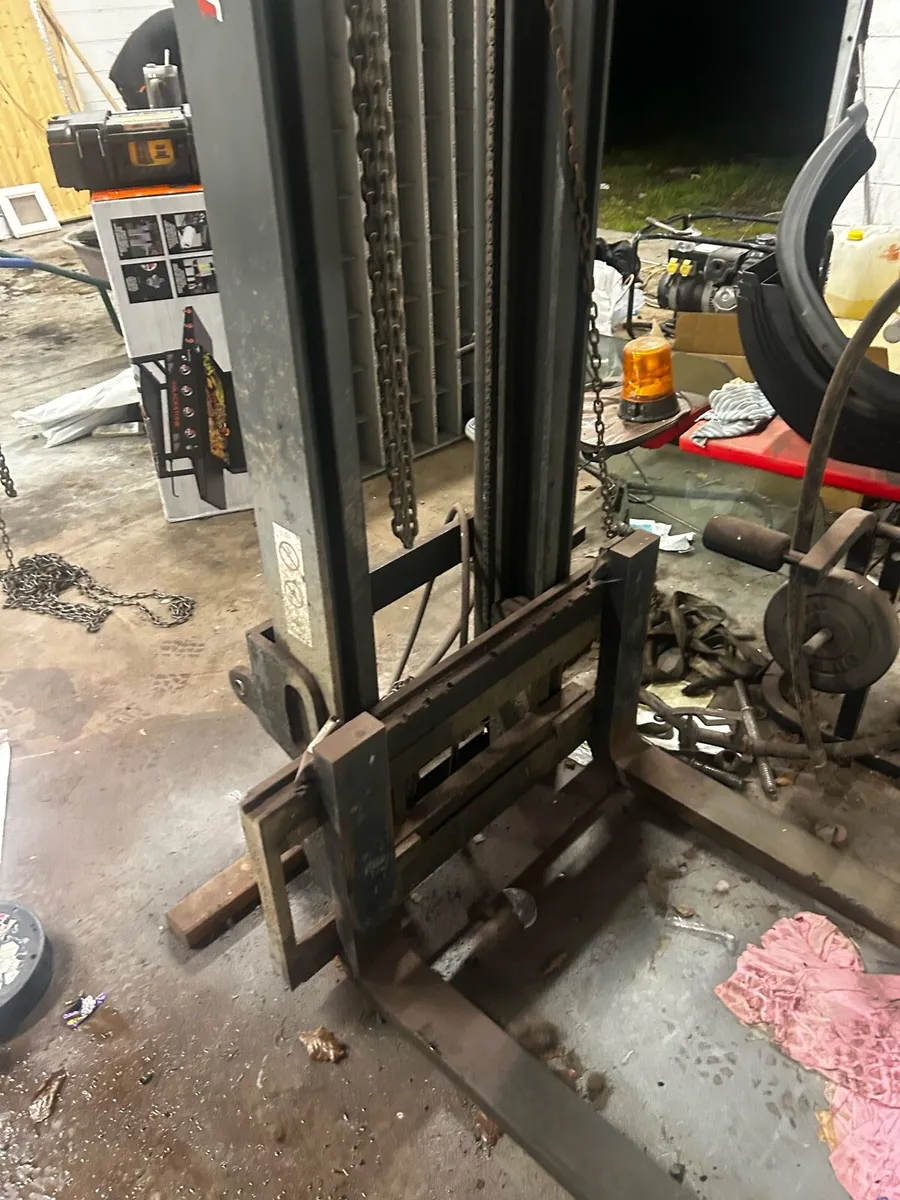 Forklift mast - Image 1