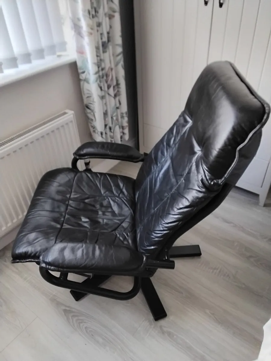 Leather swivel reclining chair - Image 1