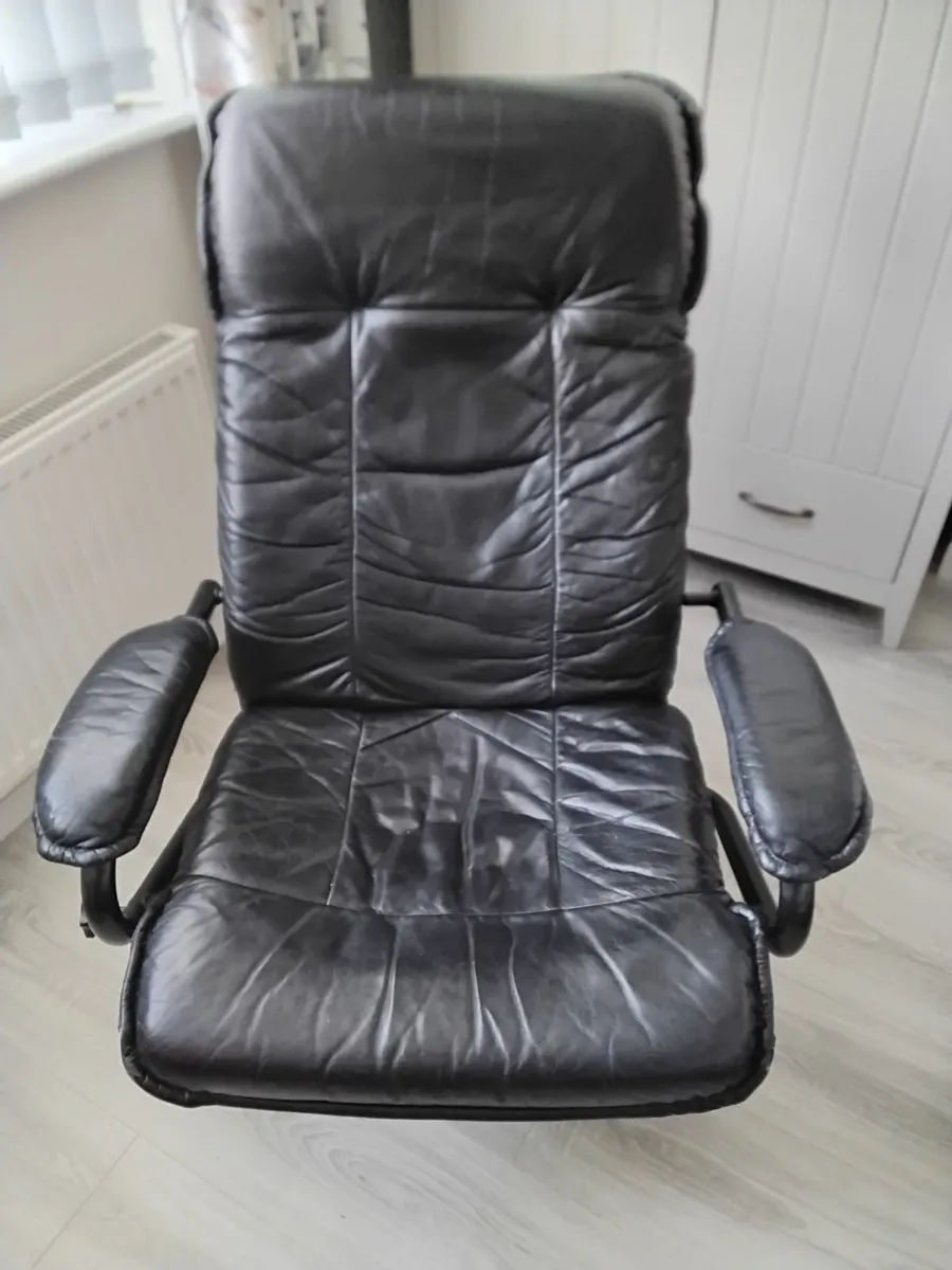 Leather swivel reclining chair - Image 2