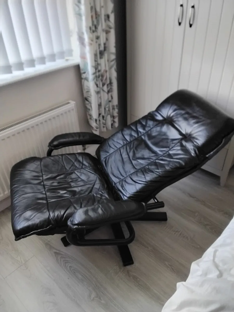 Leather swivel reclining chair - Image 3