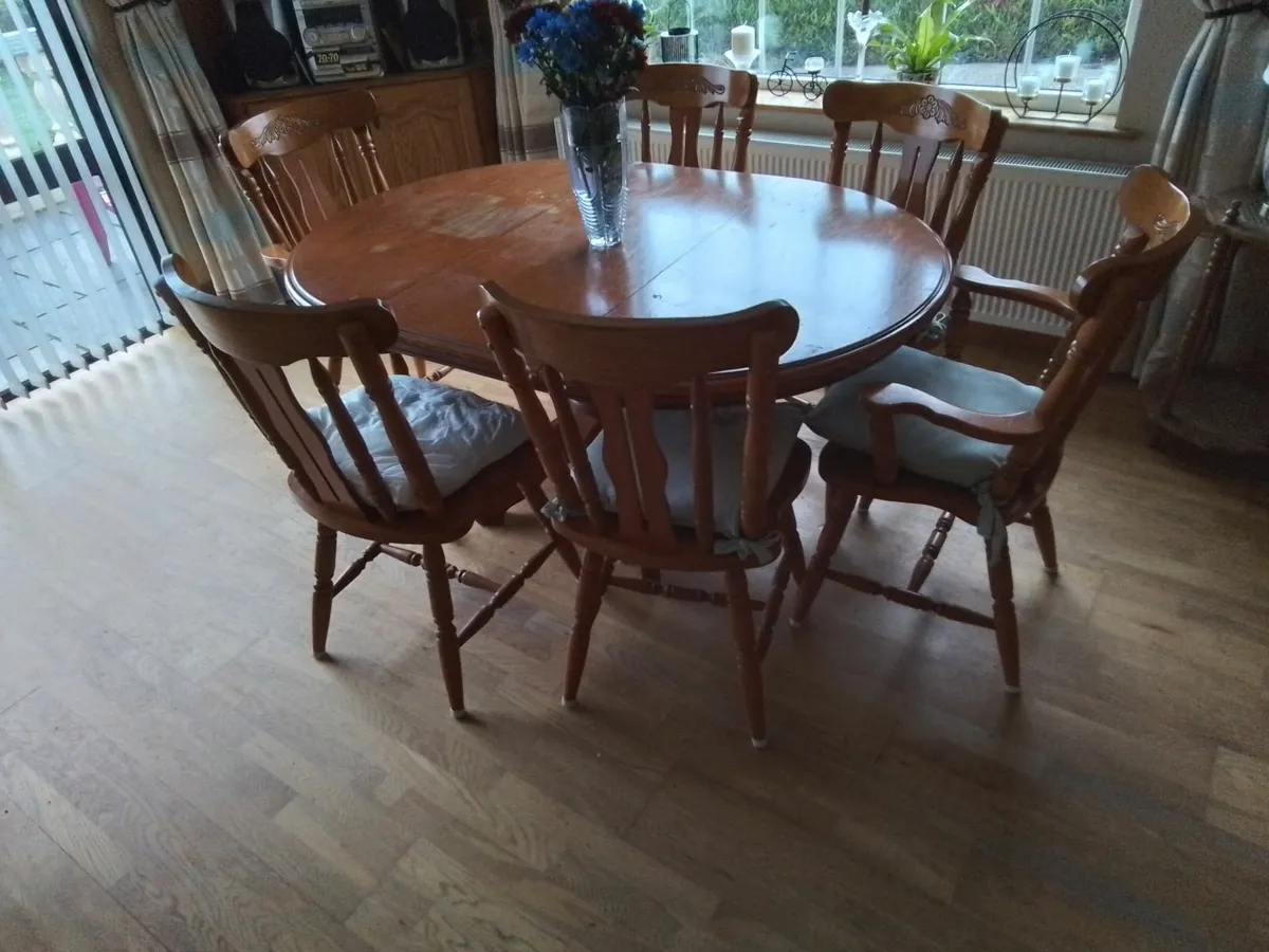 Table and chairs - Image 4