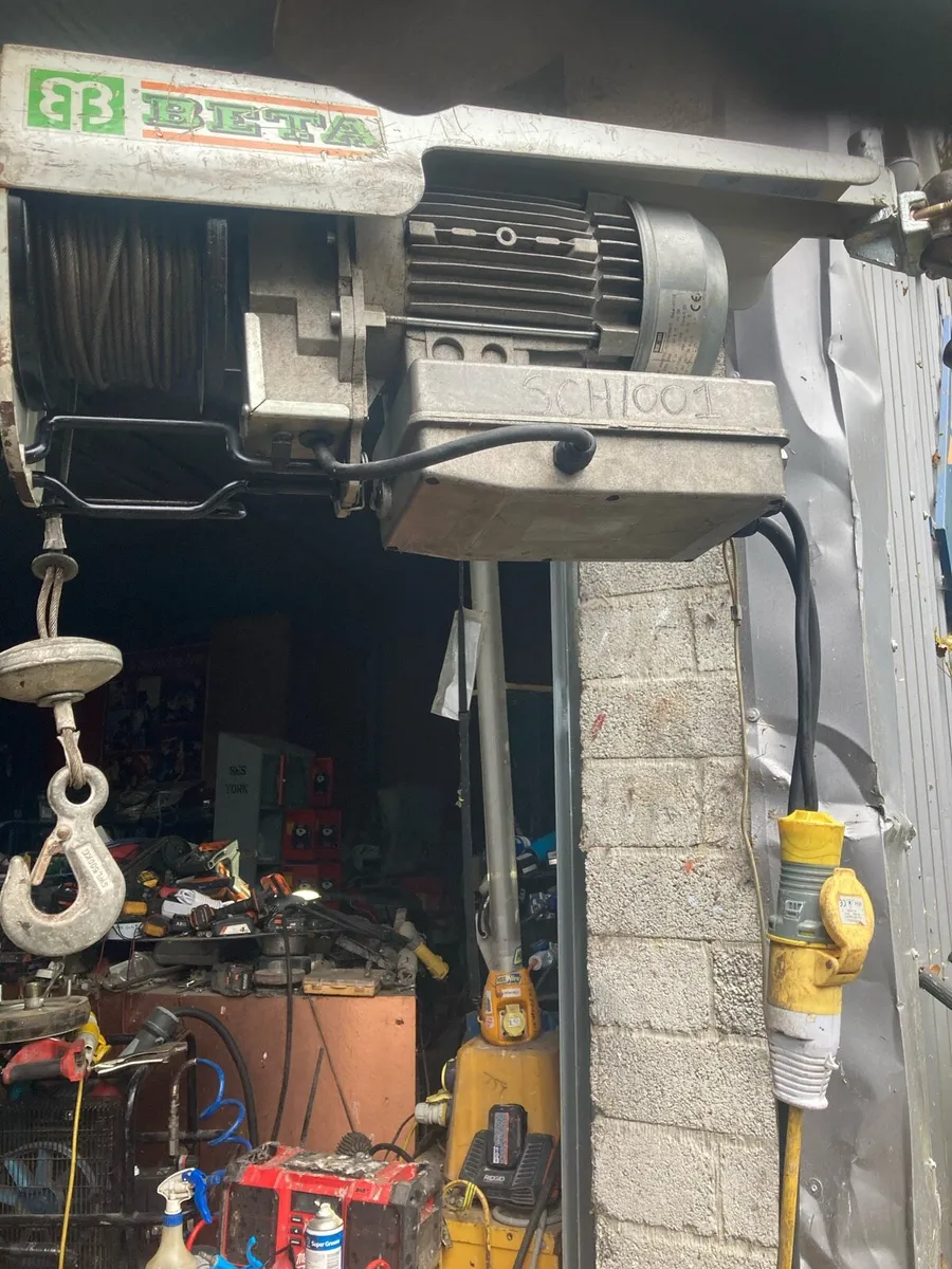 Beta Scaffolding 200 KGs Steel Rope Hoist - Image 1