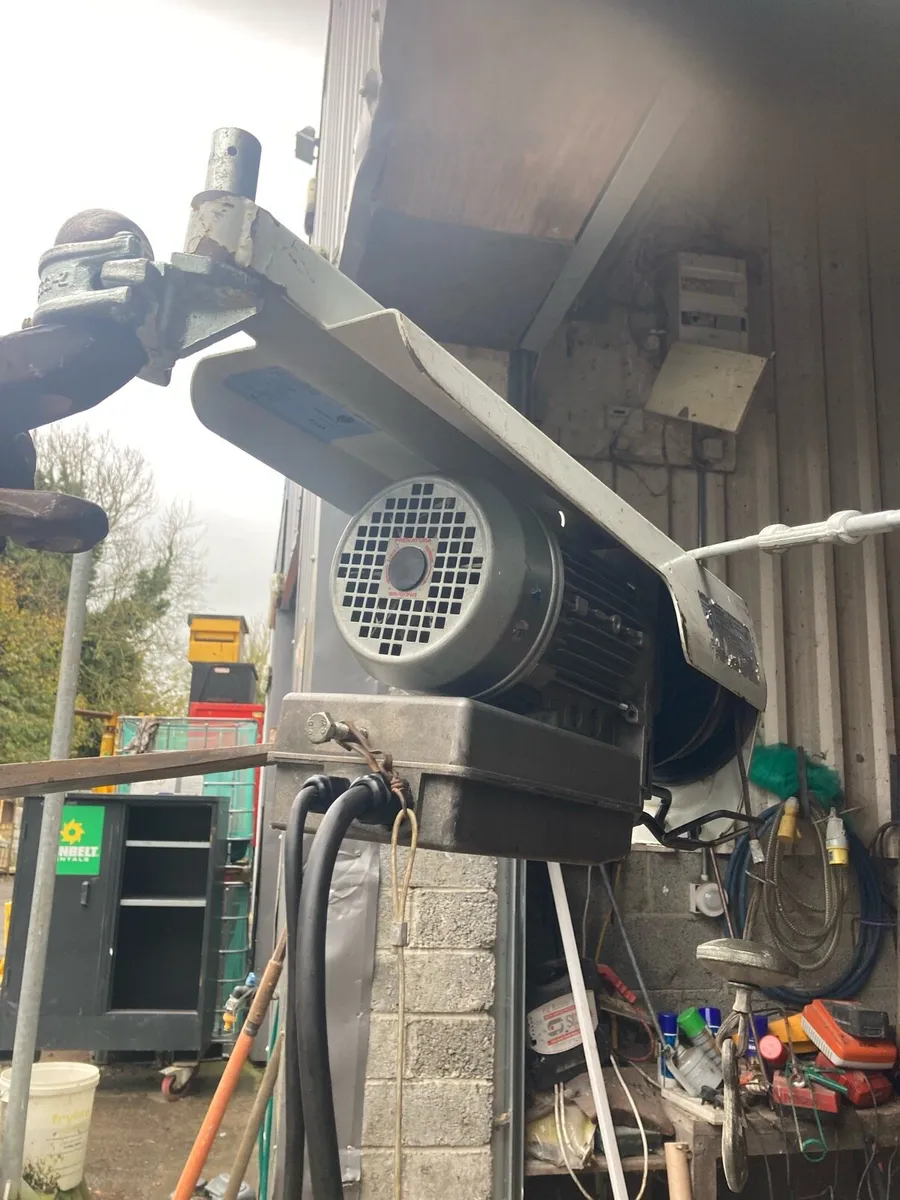 Beta Scaffolding 200 KGs Steel Rope Hoist - Image 4