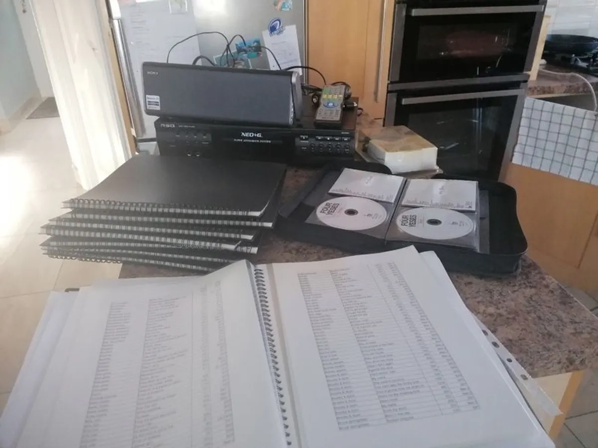 karaoke Machine with discs AND MICROPHONE - Image 1