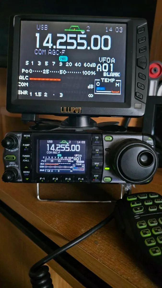 ICOM IC 7000 - Image 1