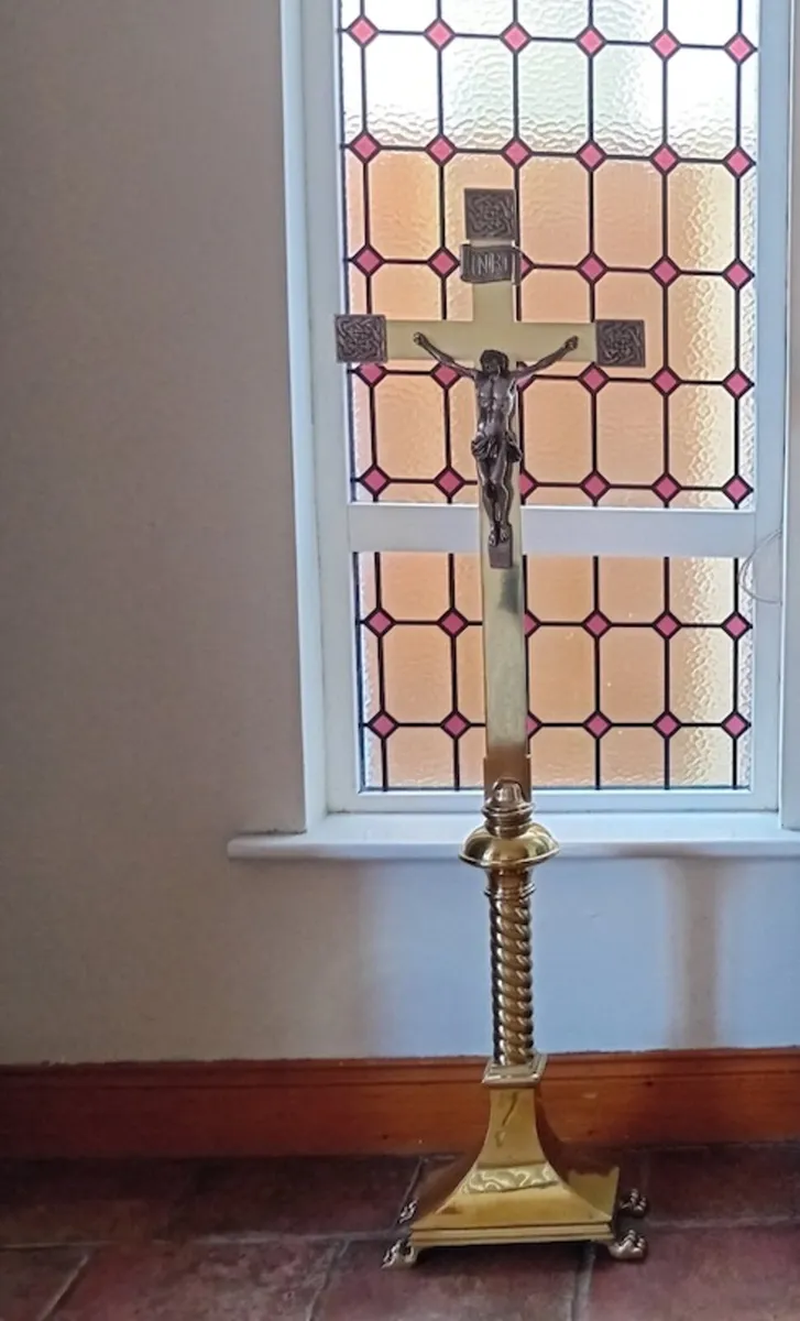 Tall brass crucifix - Image 2