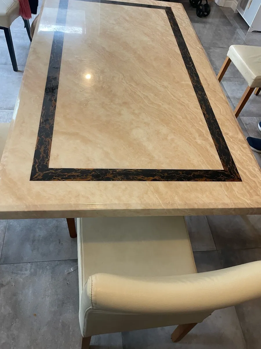 Table and chairs - Image 1