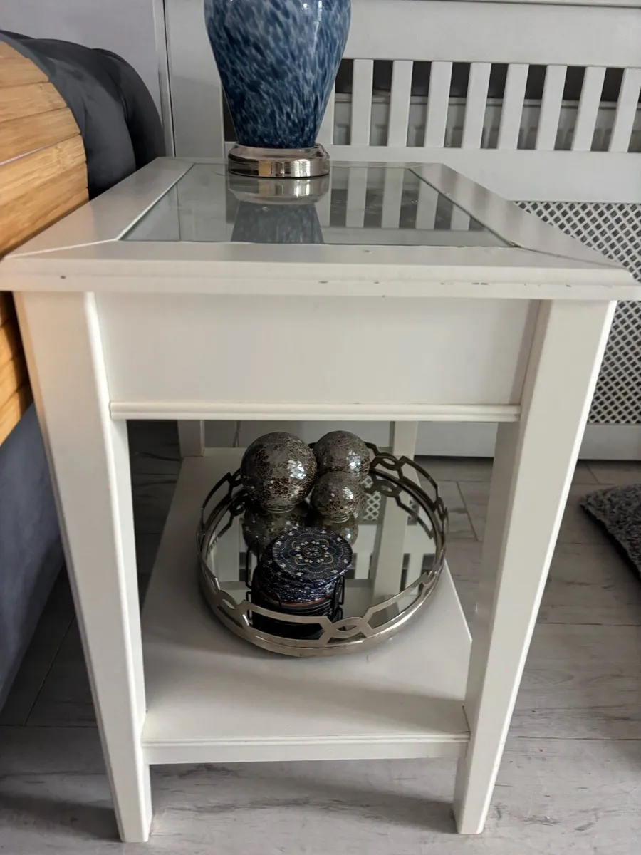 White & glass side table - Image 2
