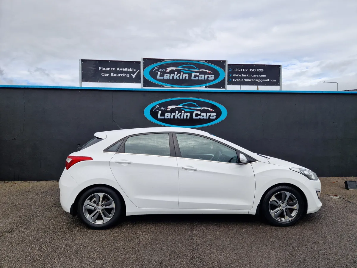 152 Hyundai i30 1.6 Diesel Mint Car - Image 4