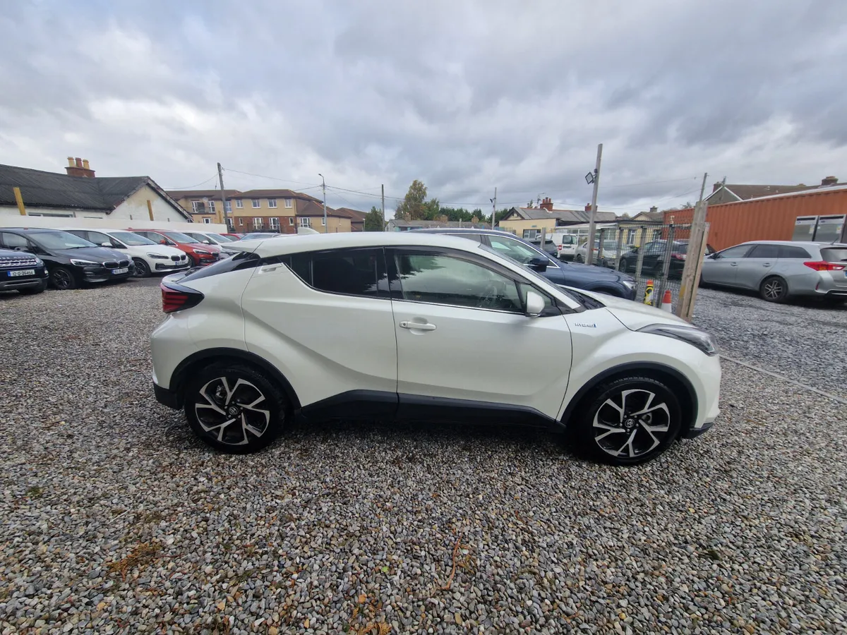 2018 Toyota C-HR G LED EDITION - Image 2