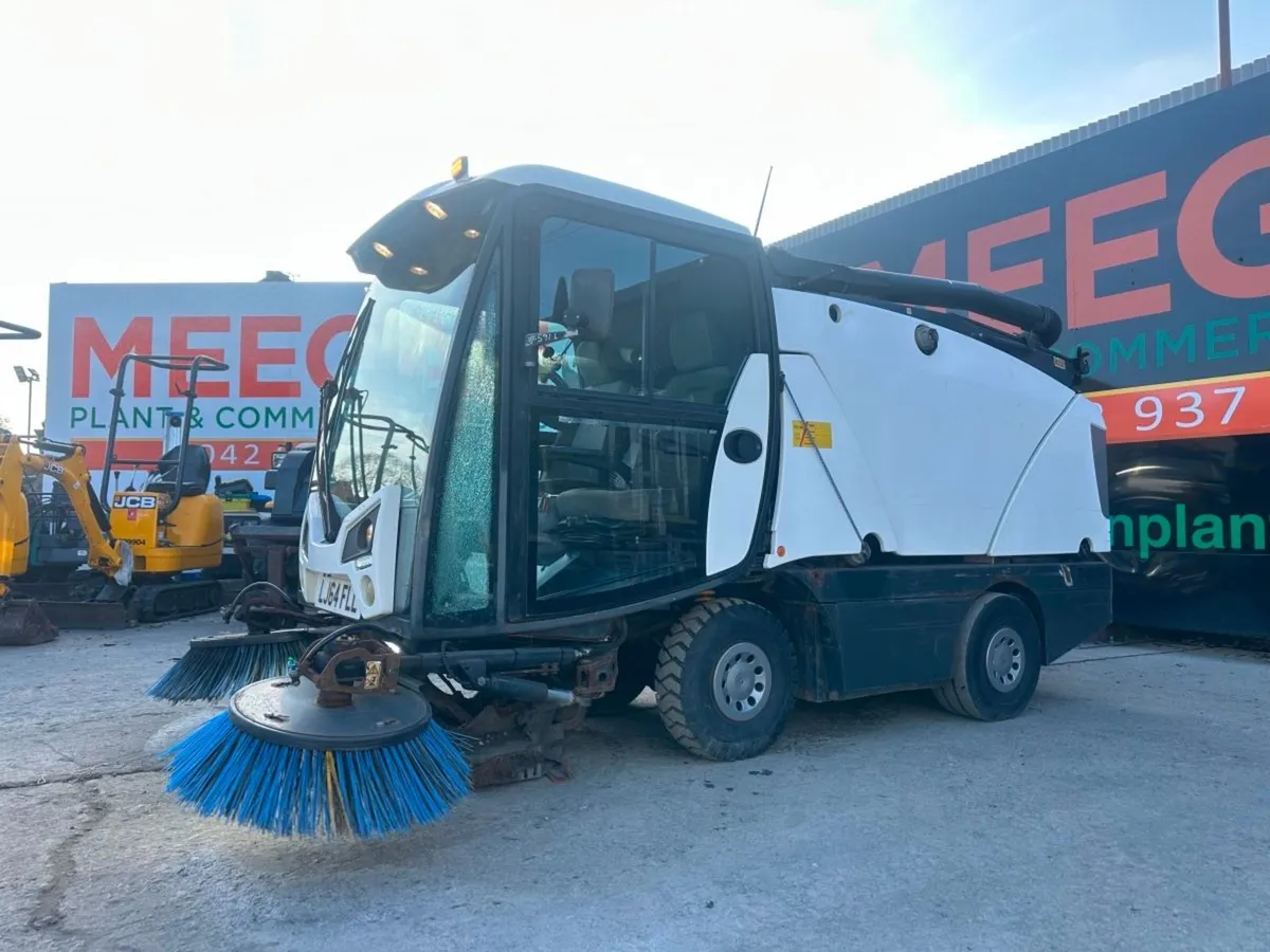 2014 JOHNSTON  CITY ROAD COMPACT SWEEPER - Image 1