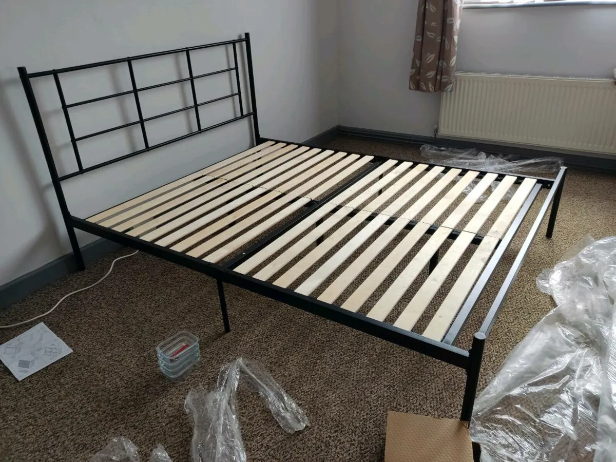 Kingsize bed with memory foam mattress - Image 2