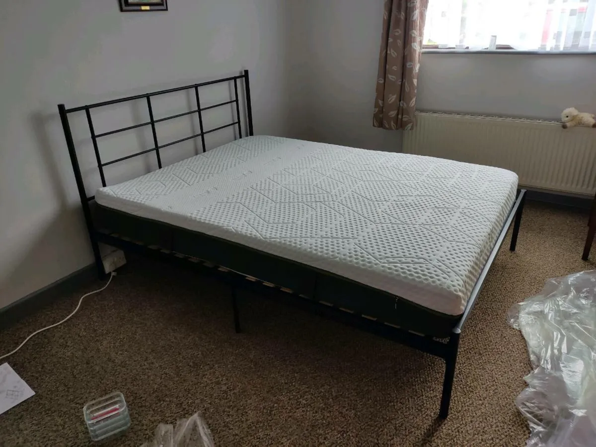 Kingsize bed with memory foam mattress - Image 1