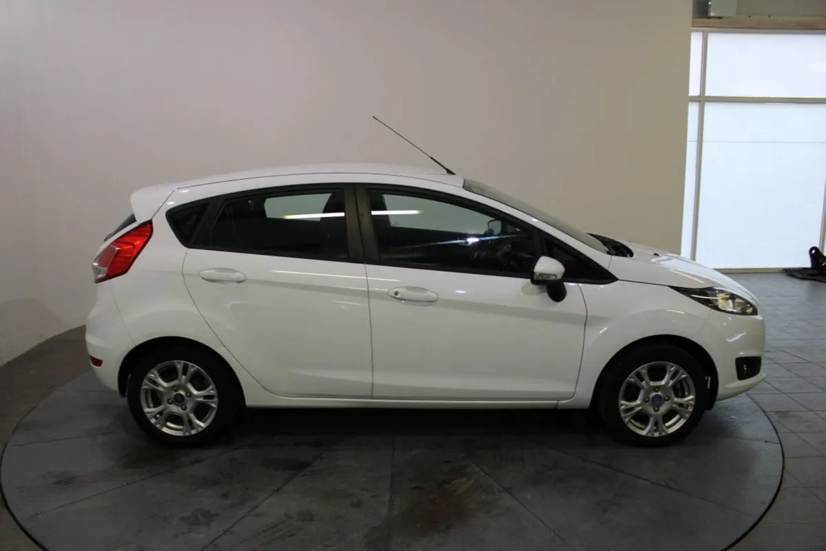 Ford Fiesta Zetec 1.0 65hp 4DR - Image 3