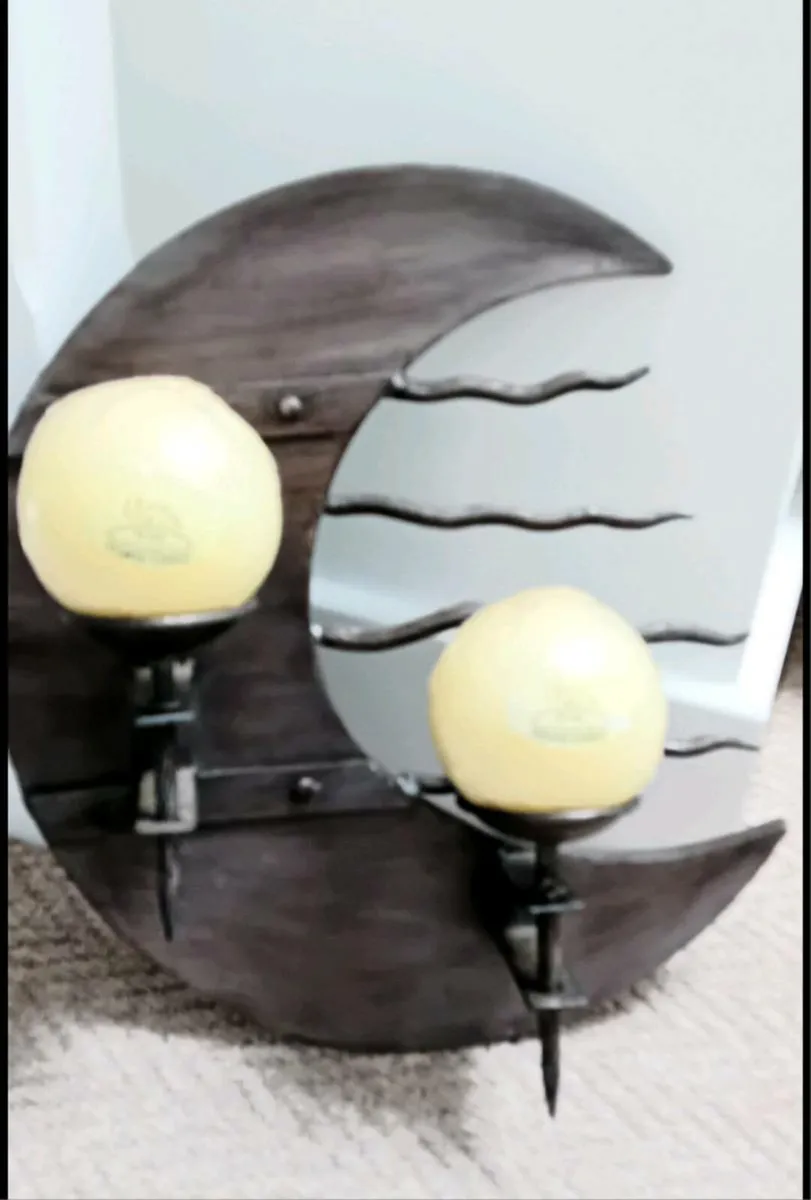 Moon-shaped heavy metal wall decoration - Image 2